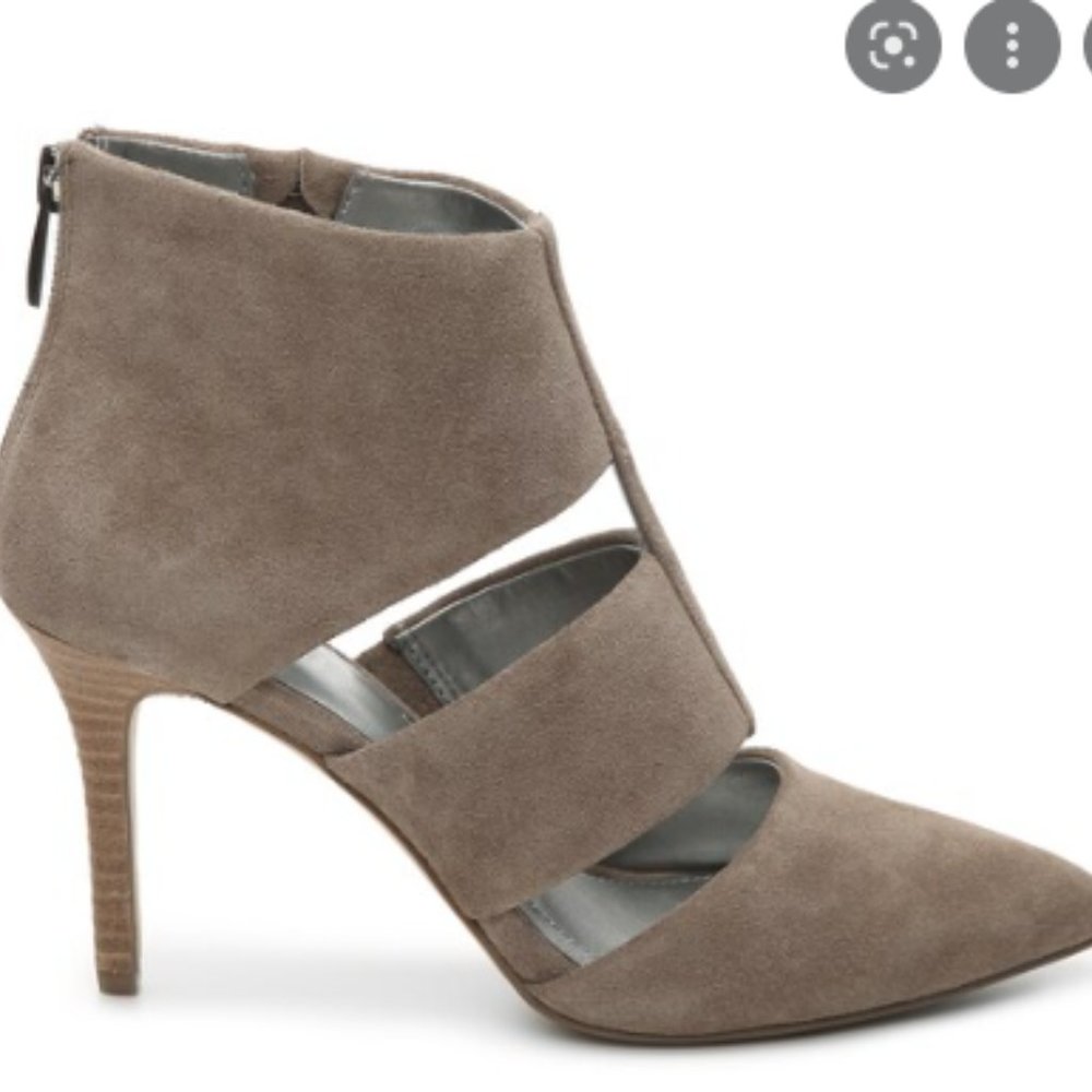 Tahari Steffie Suede Pump - size 6